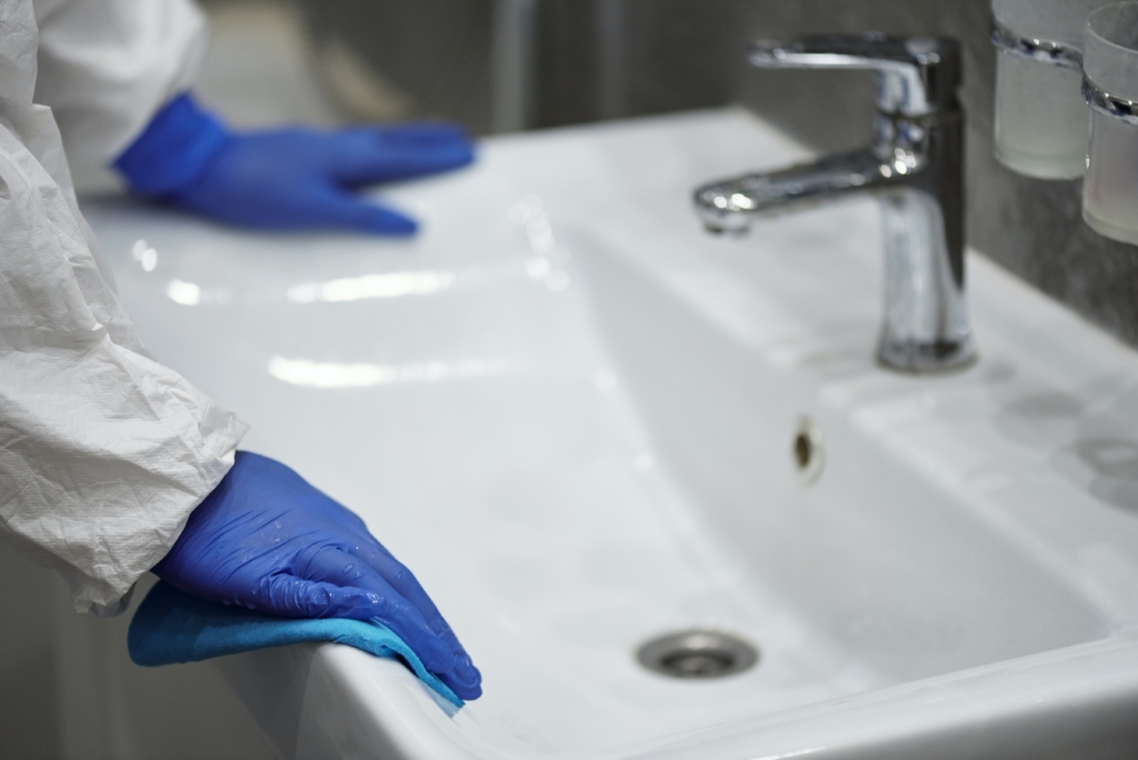 Person in latex gloves cleaning